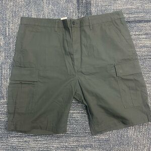 Grey Levi’s Cargo Shorts (Knee Length) 44 Waist